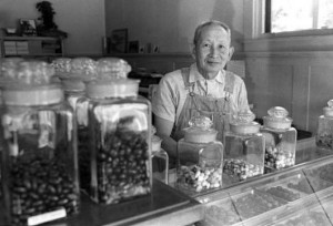 1974-11-25-Richard-Chong-candy1-530x361
